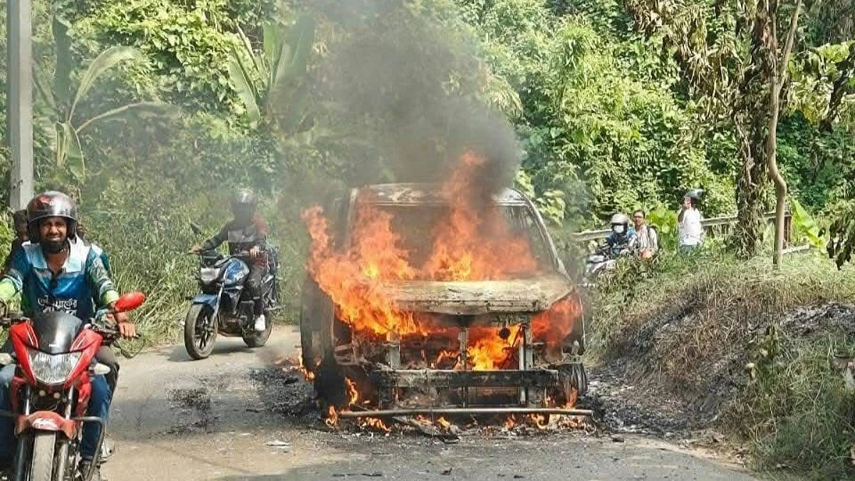 বান্দরবানে পর্যটকবাহী মাইক্রোবাসে আগুন
