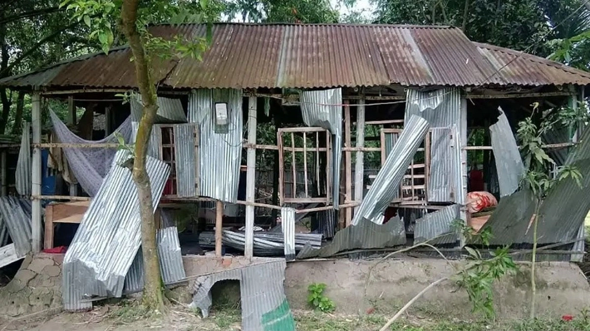 পুকুরে কিশোরের মরদেহ, হত্যা সন্দেহে দুই বন্ধুর বাড়ি ভাঙচুর