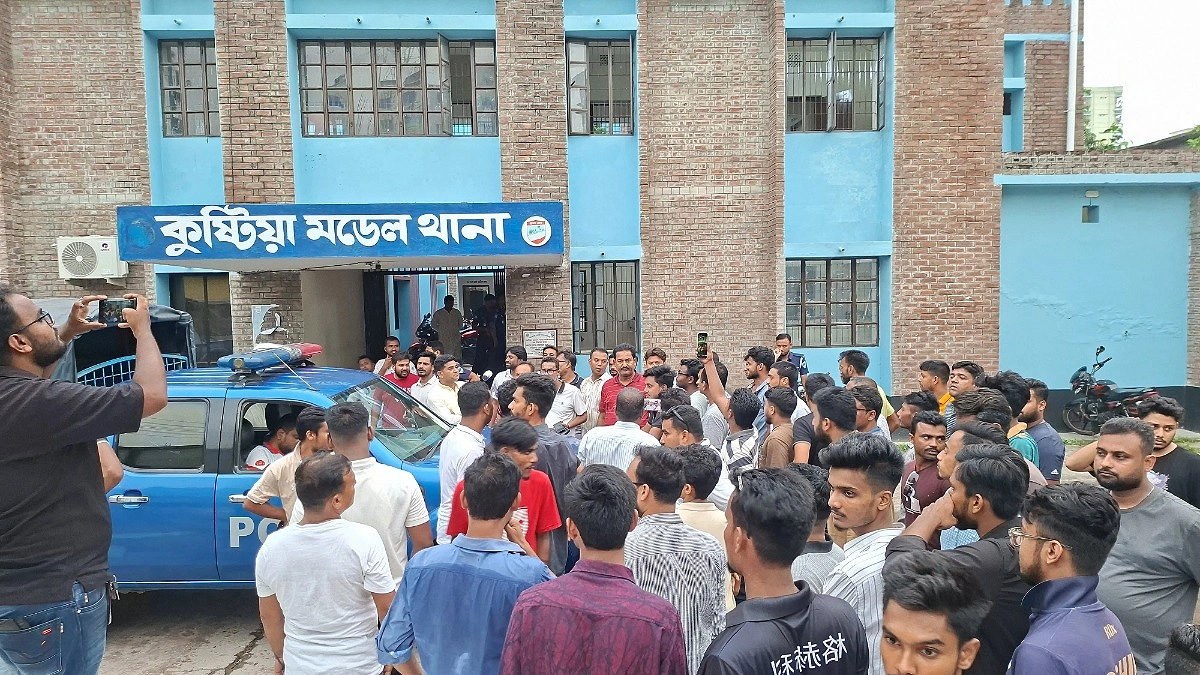আ. লীগ নেতাদের গ্রেপ্তারের দাবিতে বিএনপি নেতাকর্মীর থানা ঘেরাও