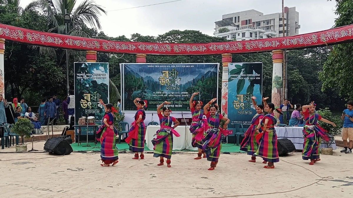 নগরীর দুই মঞ্চে উদীচীর বর্ষা বন্দনা
