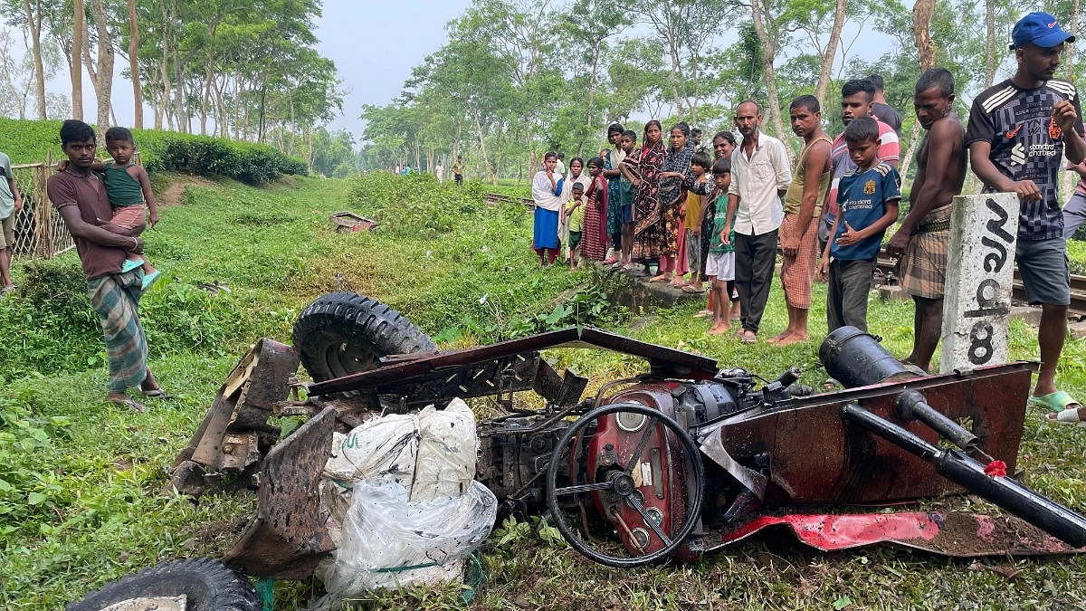 ট্রেনের ধাক্কায় দুমড়েমুচড়ে গেল ট্রাক্টর, আহত চালক