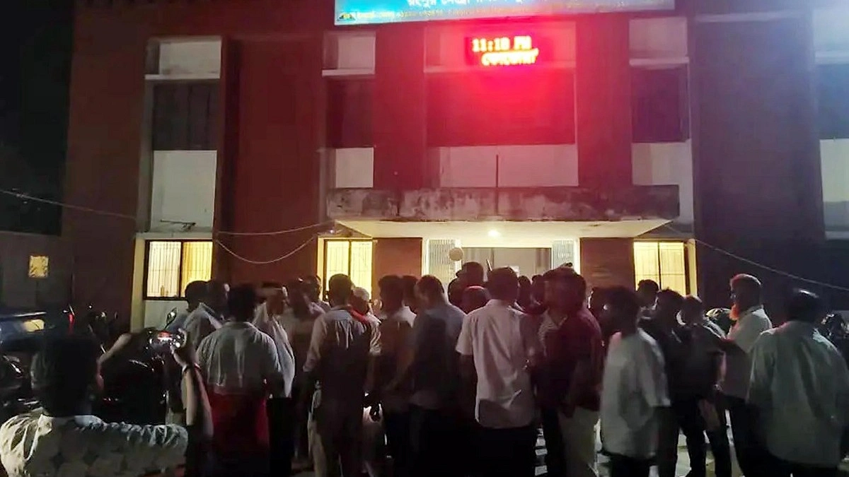 থানায় মীমাংসায় যাওয়া স্বেচ্ছাসেবক দল নেতাকে মারধর, ৩ পুলিশ ক্লোজড