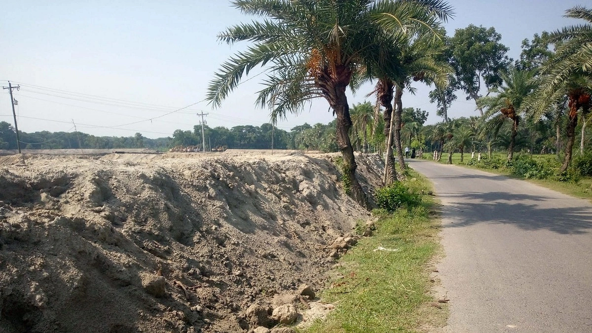 কেশবপুরে সড়ক ভেড়ি করে মাছের ঘের, বাড়ছে জলাবদ্ধতা