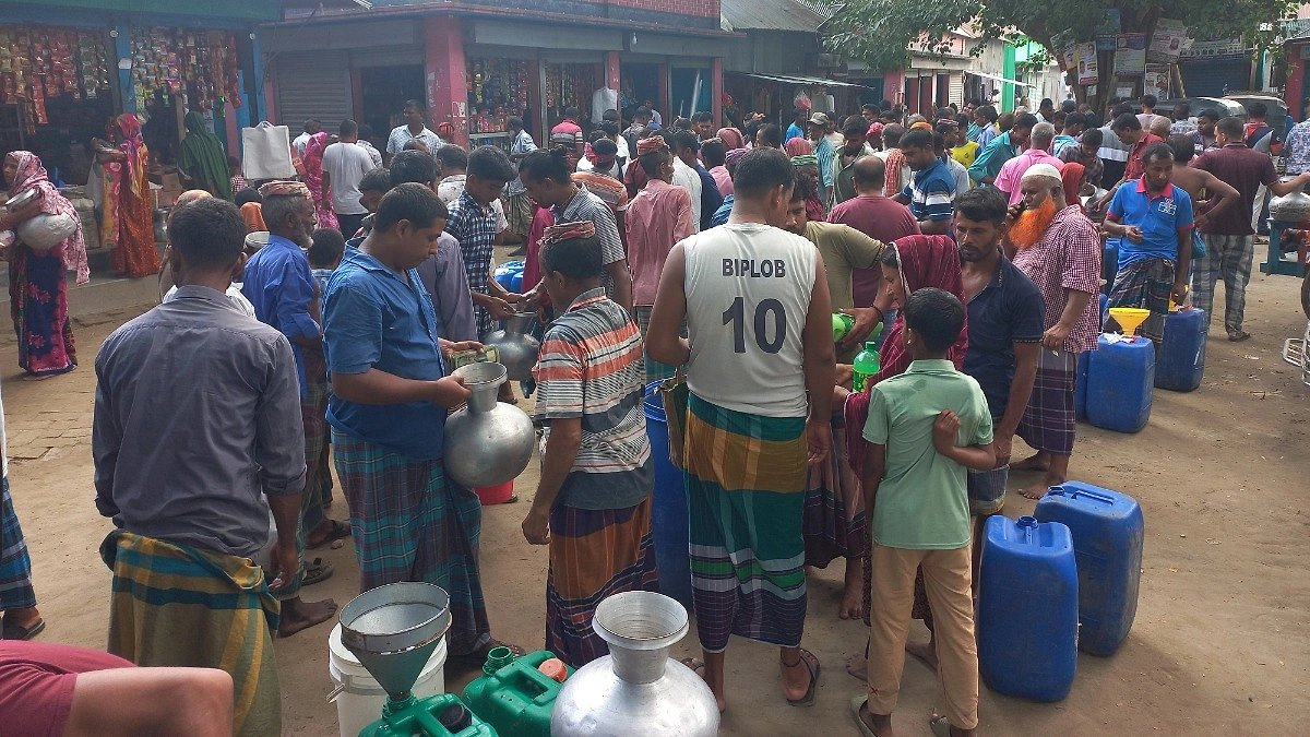 ধলেশ্বরী পেরিয়ে গোপালপুরে হাঁকডাক, আধা ঘণ্টায় বিক্রি হয় ২০০ মণ দুধ