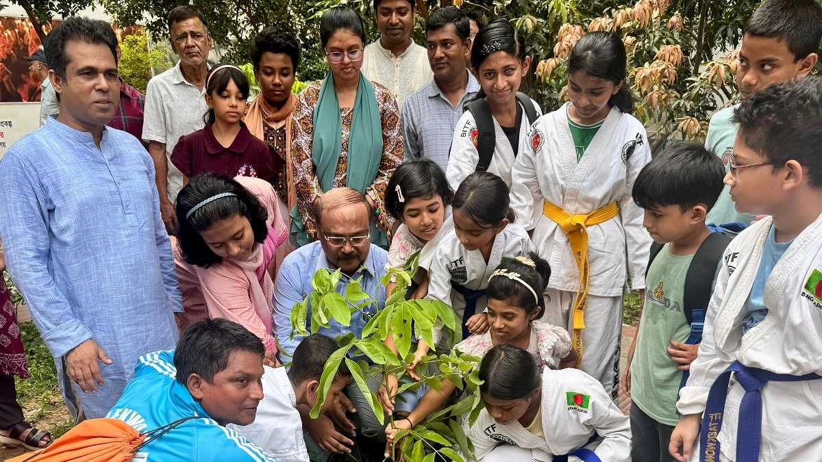 দেশব্যাপী ভ্রাম্যমাণ লাইব্রেরির বৃক্ষরোপণ কর্মসূচি