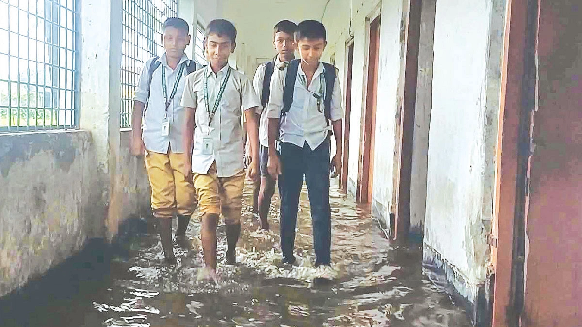 শ্রেণিকক্ষে পানি বন্ধ ক্লাস