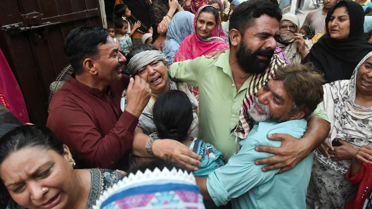 পাকিস্তানে কোচিং সেন্টারের ছাদ ধসে ১৪ শিশু নিহত