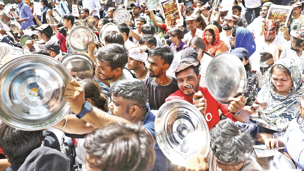 ককরোচের থালা-চামচ নিয়ে বিক্ষোভ