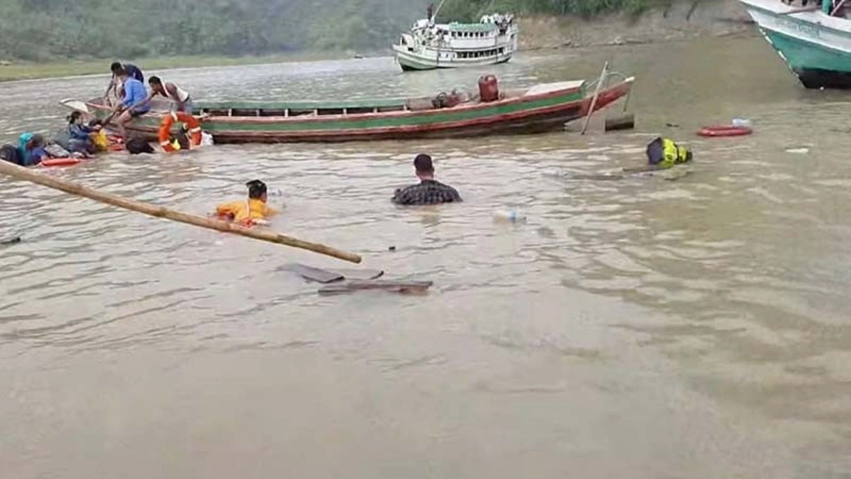 কাপ্তাই হ্রদে লঞ্চের ধাক্কায় ডুবে গেল নৌকা, প্রাণে বাঁচলেন ১২ যাত্রী