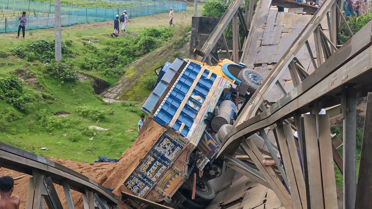 বালুবাহী ট্রাক নিয়ে ভেঙে পড়ল ধোবাউড়ার বেইলি সেতু