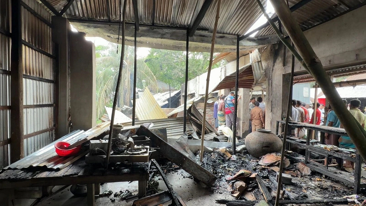 ৫ দোকানে আগুন, নেভাতে গিয়ে সিলিন্ডার বিস্ফোরণে নিহত ১