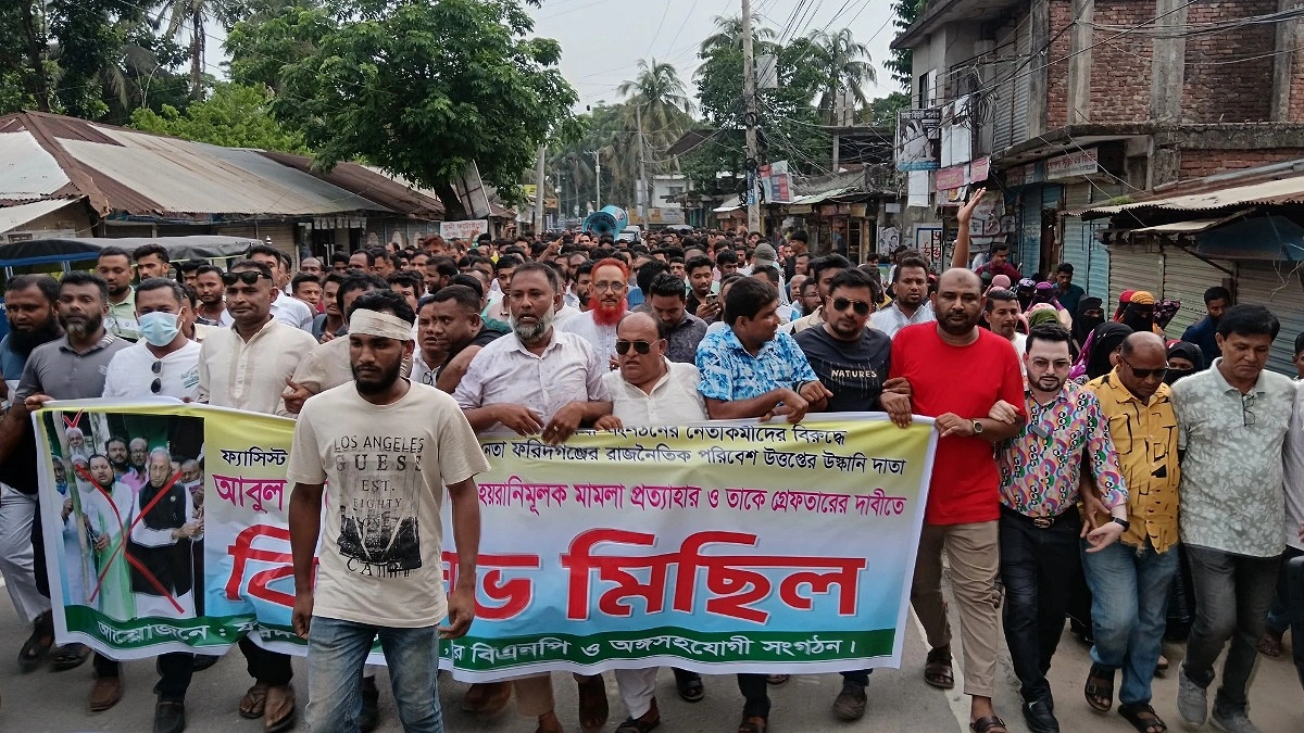 মামলা প্রত্যাহার ও ওসির অপসারণ দাবিতে বিক্ষোভ