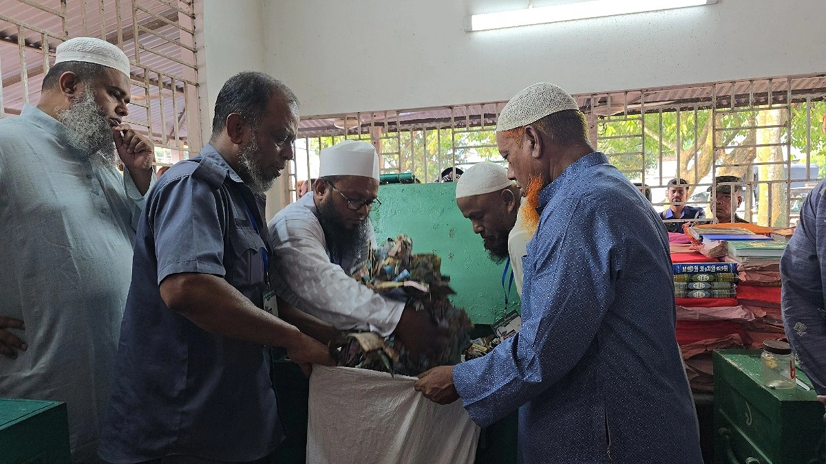 ছয় মাস পর পাগলা মসজিদের দানবাক্স খুলে মিলল ৪৩ বস্তা টাকা