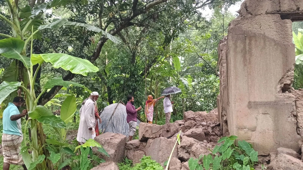 ঝুঁকিপূর্ণ দেয়াল কেড়ে নিল বৃদ্ধ কৃষকের শেষ সম্বল