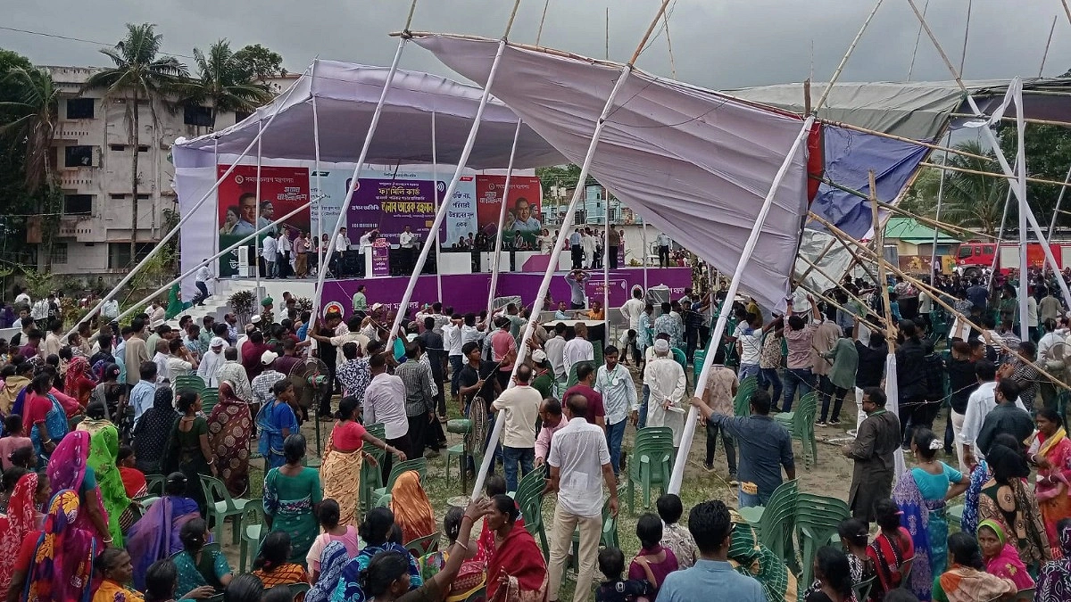 প্রধানমন্ত্রীর অনুষ্ঠান শুরুর আগেই ভেঙে পড়ল প্যান্ডেল