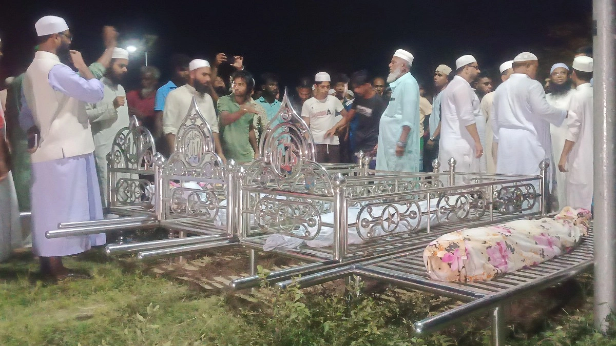 পাশাপাশি চার কবরে মা-তিন বোন, বাগ্‌রুদ্ধ সিফাত