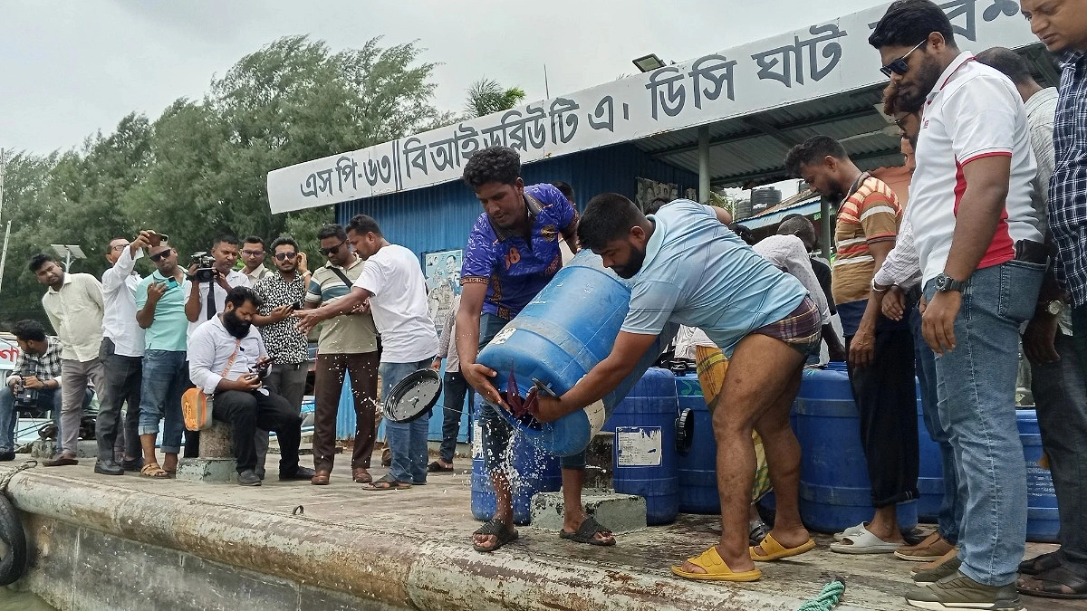 পাচারকালে ৩০ লাখ রেনু পোনা জব্দ, অবমুক্ত কীর্তনখোলা নদীতে