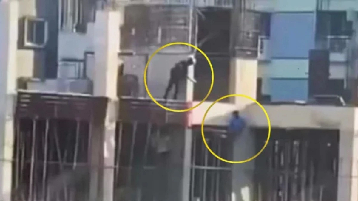কার্নিশে ঝুলে থাকা তরুণকে গুলি করে হত্যা মামলার রায় পড়া চলছে
