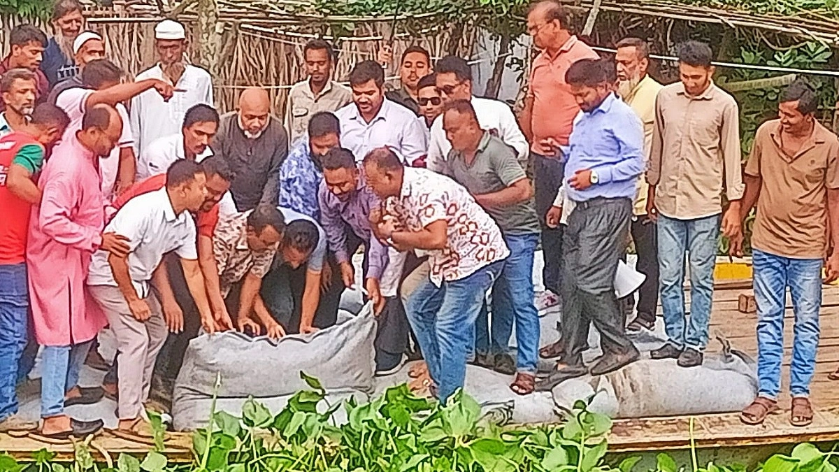 কাউখালীতে নদী ভাঙন রোধে জিও ব্যাগ ফেলার কাজ শুরু