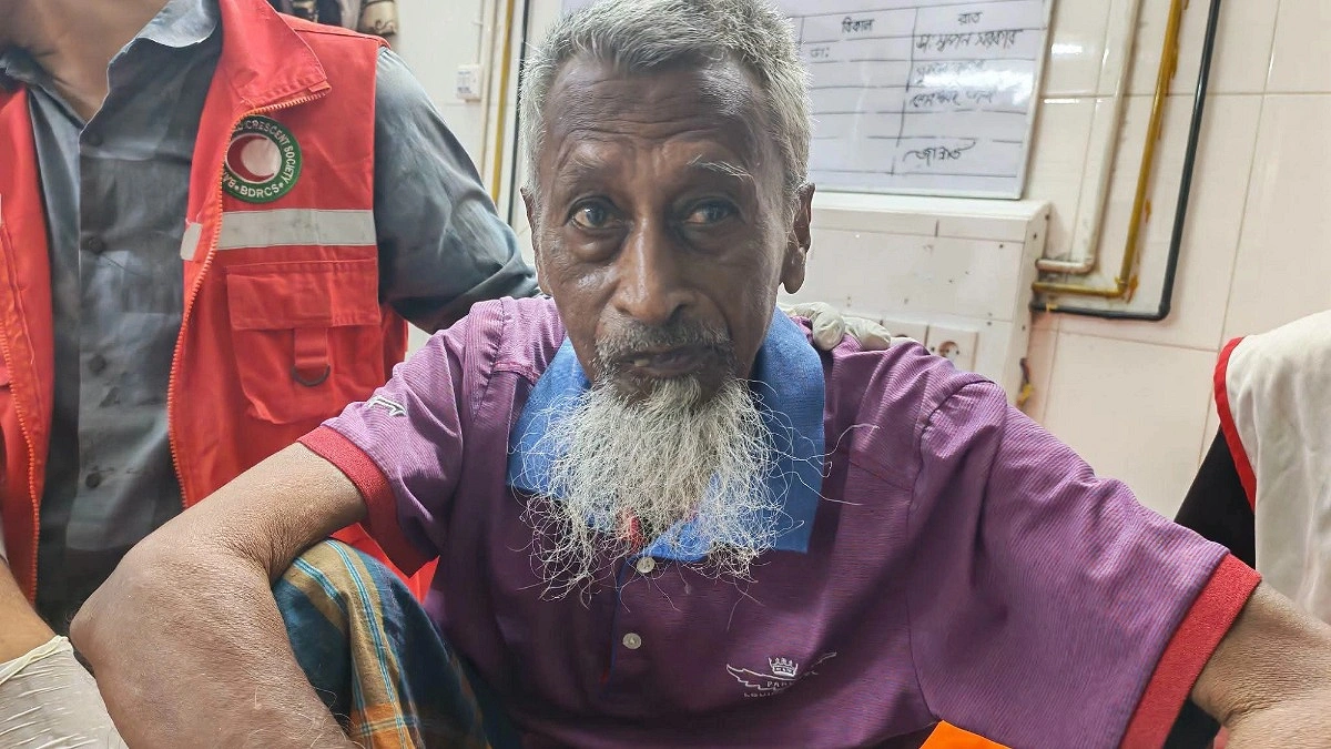 মাদারীপুরে রাস্তার পাশে অসহায় বৃদ্ধ উদ্ধার, পরিচয় মেলেনি
