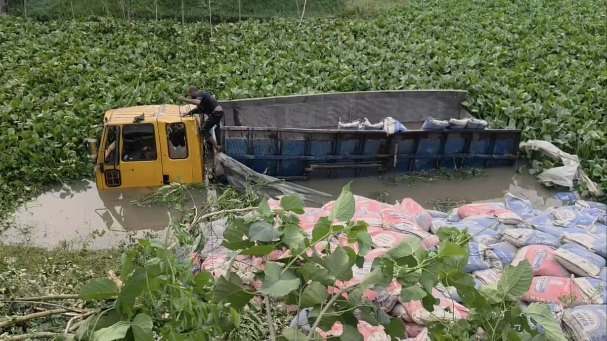 ব্রাহ্মণবাড়িয়ায় সিমেন্টবোঝাই ট্রাক খাদে, শ্রমিক নিহত