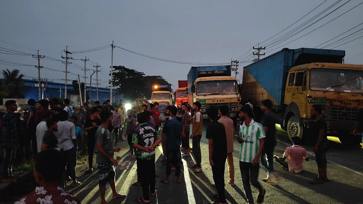 বেতনের দাবিতে ঢাকা-চট্টগ্রাম মহাসড়ক অবরোধ, আড়াই ঘণ্টা পর যান চলাচল স্বাভাবিক