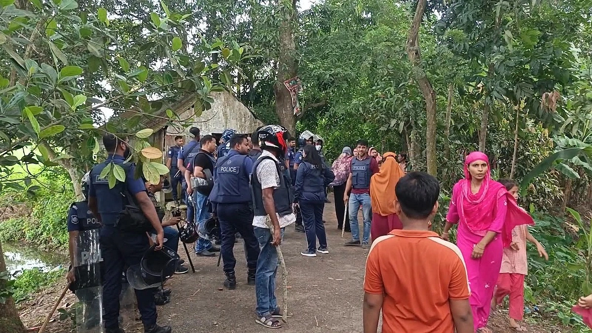 মাদারীপুরে দুইপক্ষের সংঘর্ষে আহত ১৫, পুলিশের গাড়ি ভাঙচুর