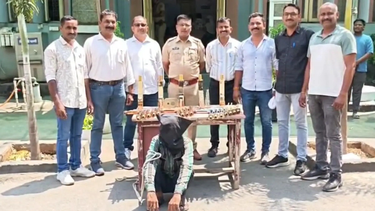 প্রেমিকাদের আইফোন দিতে সাড়ে ৬ লাখ টাকার পাইপ চুরি দুই যুবকের