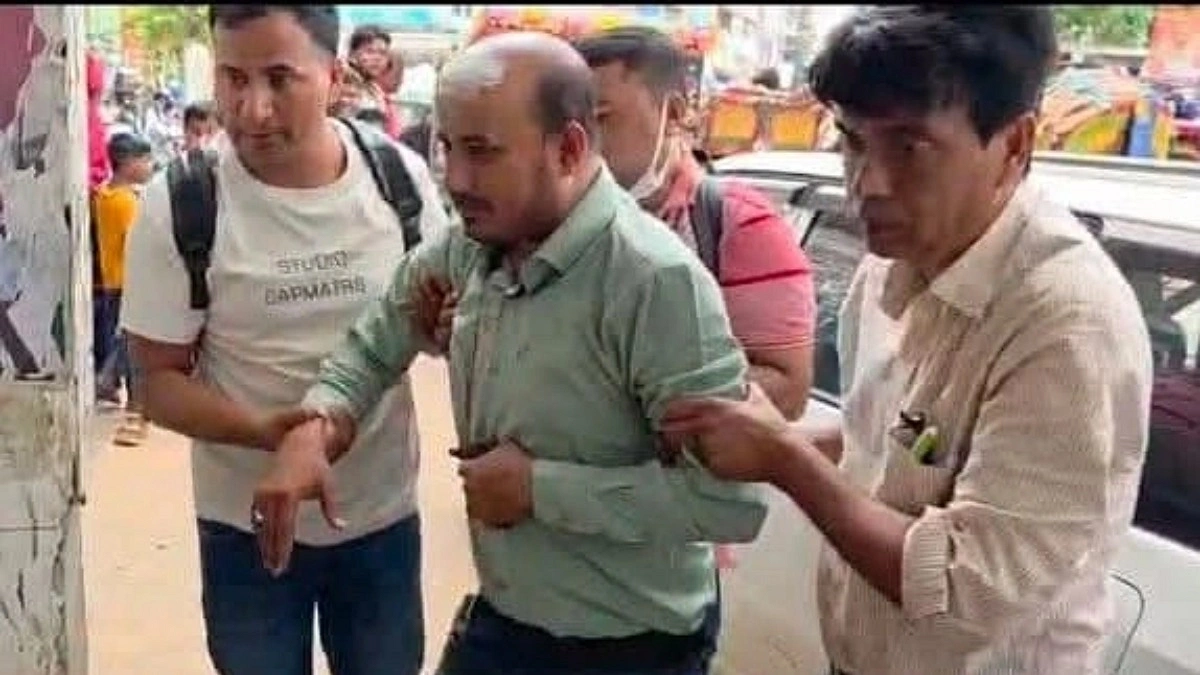 গাজীপুরে পুলিশ বক্সের ভেতরে সাংবাদিকের ওপর হামলা