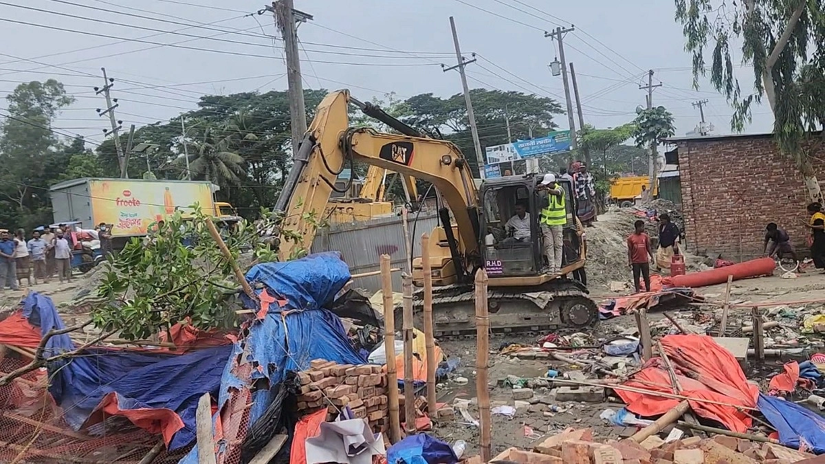 ঝুপড়ি ঘরে এসি-সিসি ক্যামেরার রাজকীয় মাদক আস্তানা গুঁড়িয়ে দিল প্রশাসন