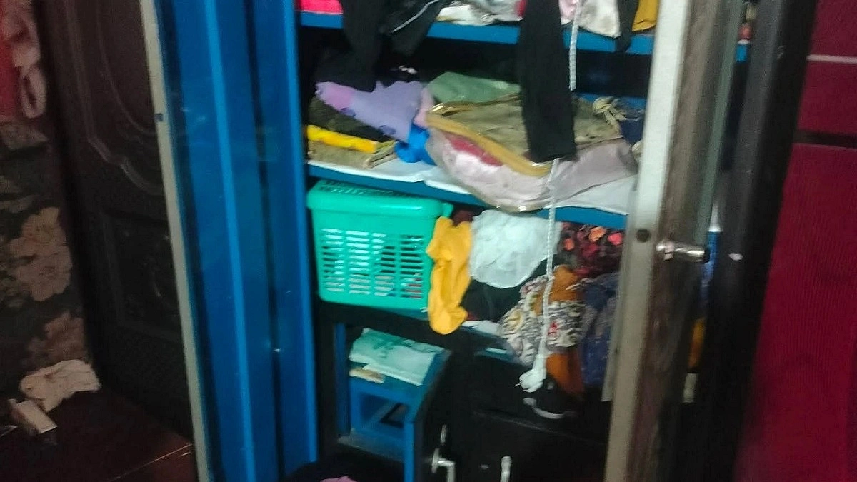 পুত্রবধূকে জিম্মি করে আইনজীবী সভাপতির বাড়িতে ডাকাতি
