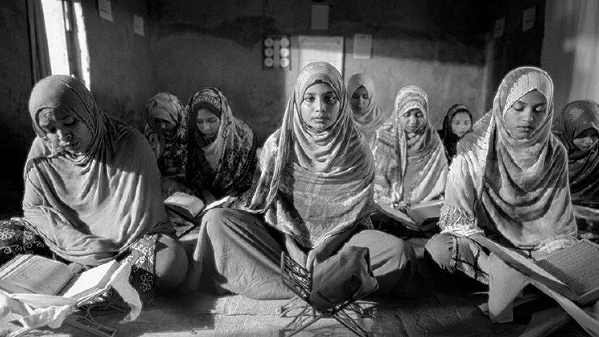 সাংহাই উৎসবে ‘সাঁকোটা দুলছে’