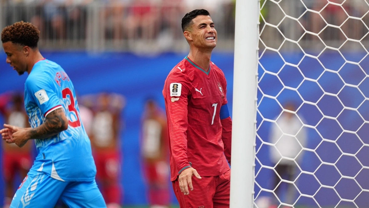 রোনালদোকে বদলি না করানোর কারণ জানালেন পর্তুগালের কোচ