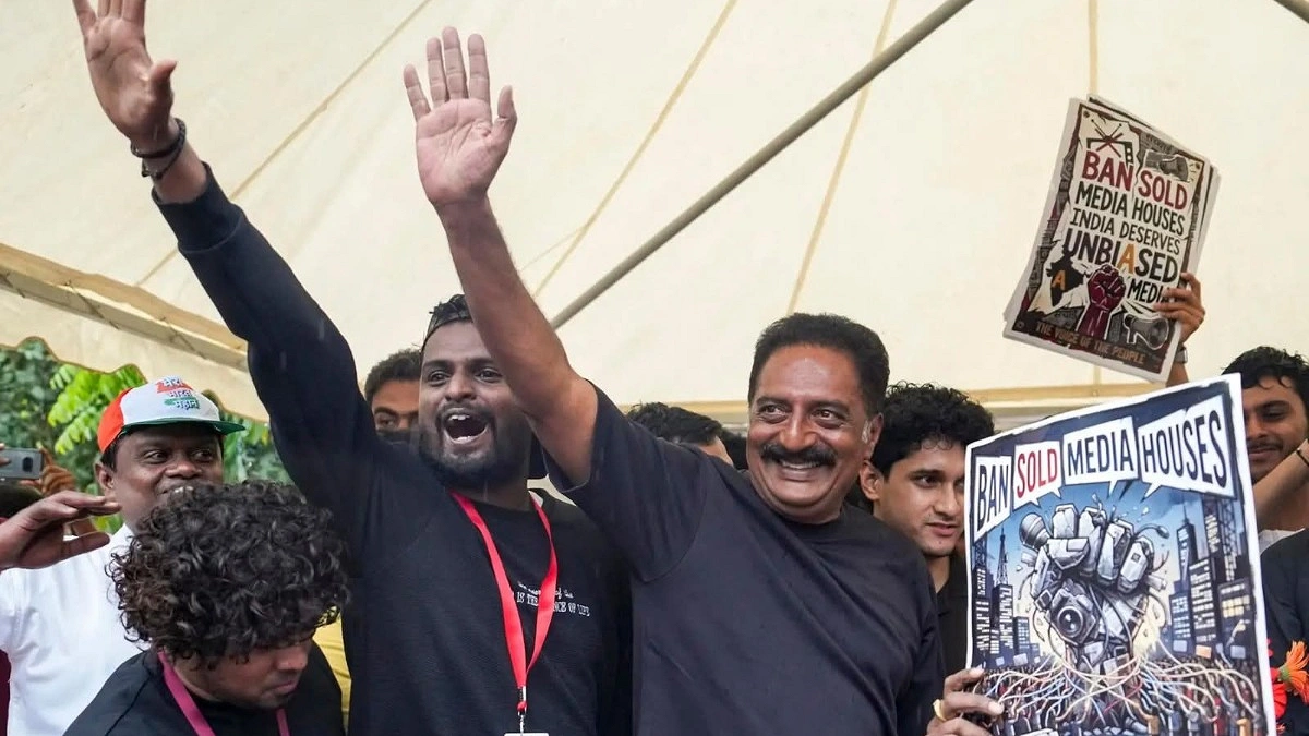 প্রবল বৃষ্টির মধ্যেও ককরোচ জনতা পার্টির প্রতিবাদ মঞ্চে অভিনেতা প্রকাশ রাজ