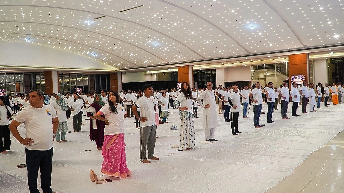 একসঙ্গে ৮০০ নারী পুরুষের যোগব্যায়াম