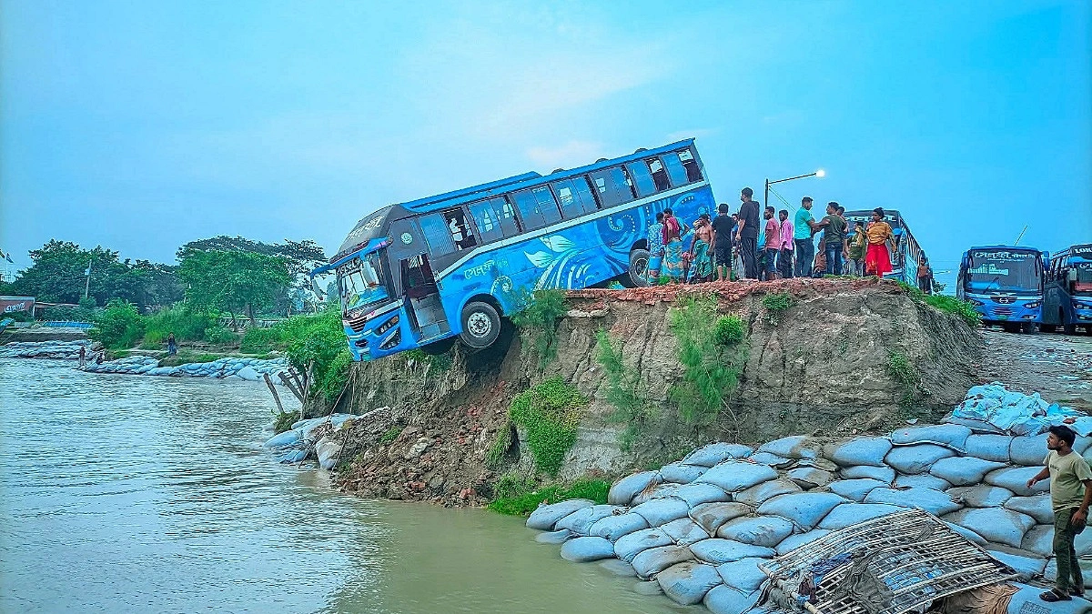 পাটুরিয়া ঘাটে নদীর পাড়ে ঝুলে পড়ল বাস, অল্পের জন্য রক্ষা