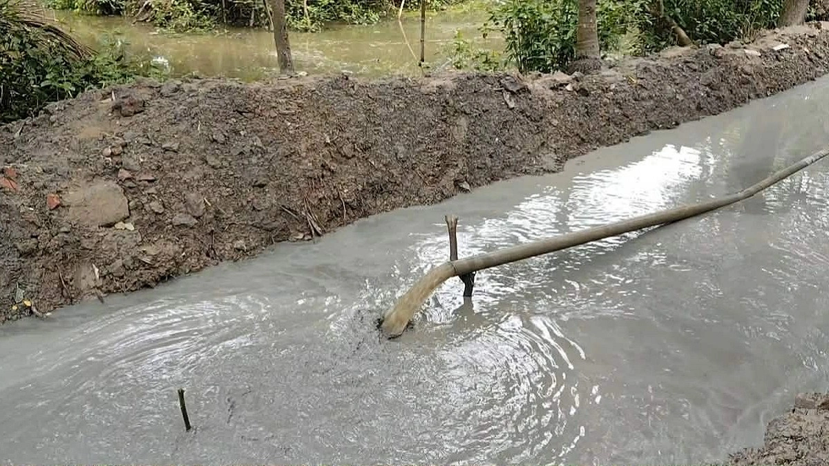 কাদা দিয়ে সড়ক ভরাটে দুর্ভোগ