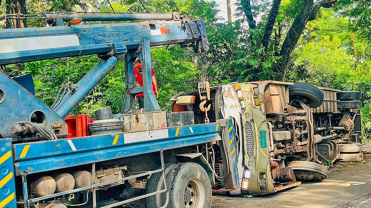 কক্সবাজার ঘুরে ফেরার পথে উল্টে গেল পিকনিকের বাস, আহত ১৫