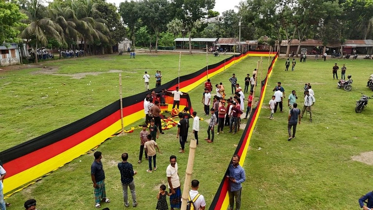 ‘পতাকা আমজেদ’র সাড়ে ৭ কিলোমিটার জার্মান পতাকা