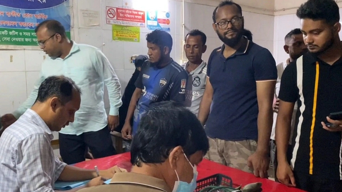 ‘বালুখেকোদের হামলায়’ দুই বনকর্মী আহত