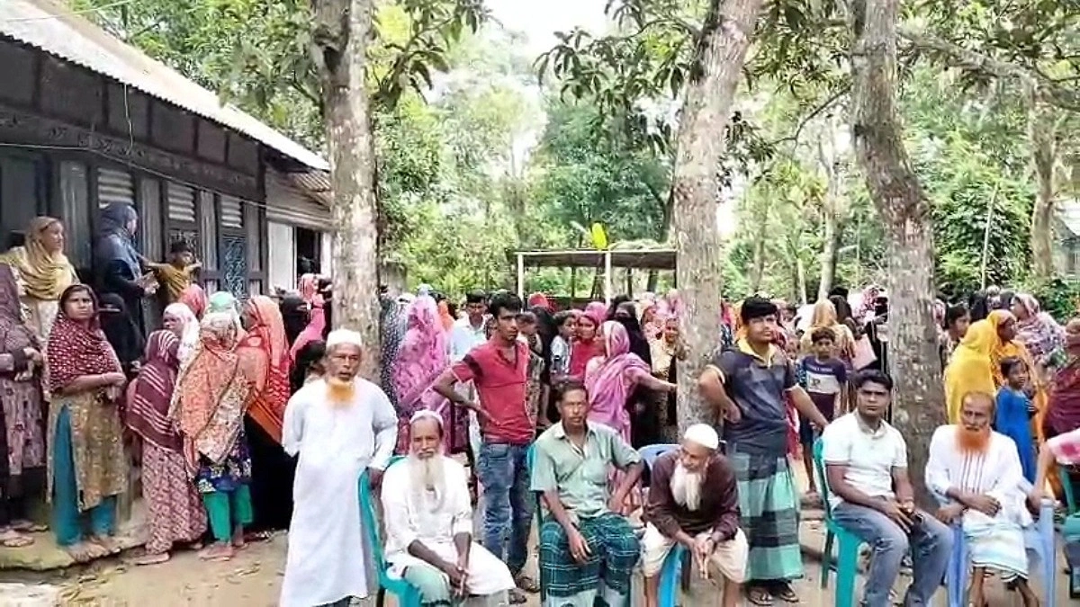 চুরি করতে গিয়ে বৃদ্ধাকে কুপিয়ে হত্যা