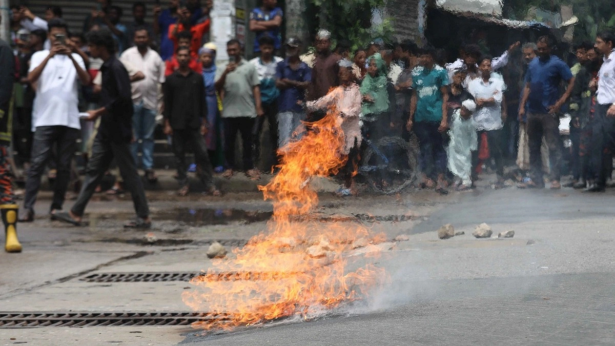 সড়কের ওপর হঠাৎ আগুন, নিভল ৪৫ মিনিট পর