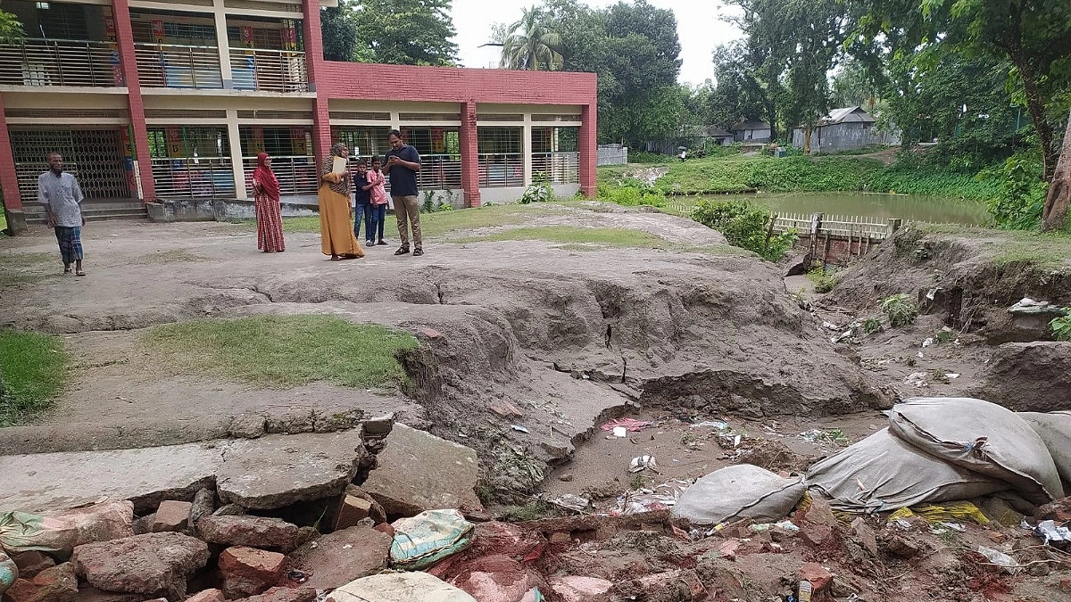 সরকারি বিদ্যালয় মাঠে ভাঙন, ঝুঁকিতে শিক্ষার্থীরা