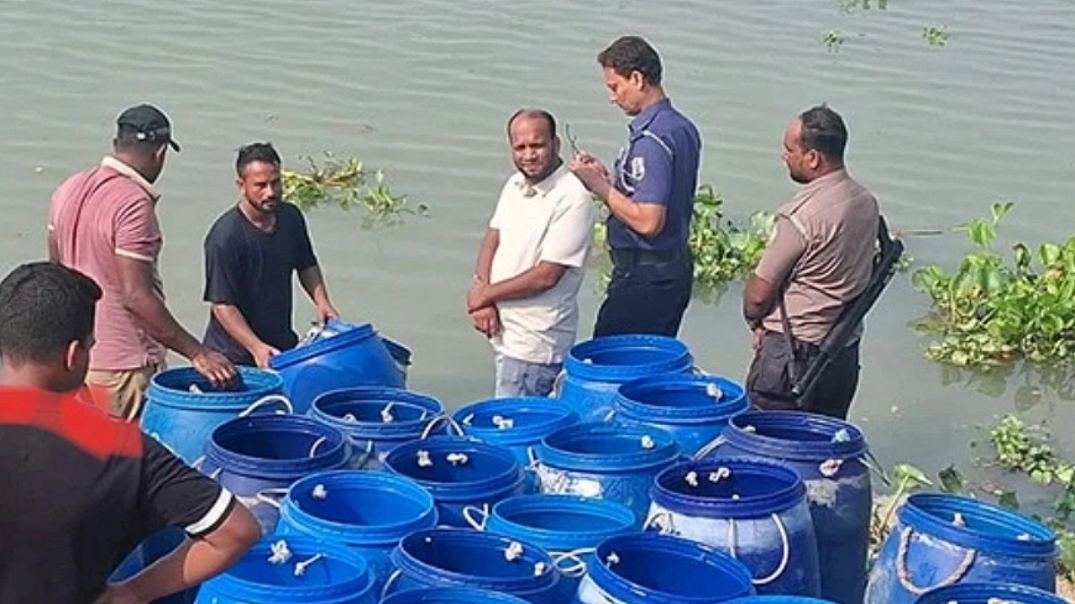 কেরানীগঞ্জে ৩ লাখ ১০ হাজার চিংড়ির রেণু পোনা জব্দ