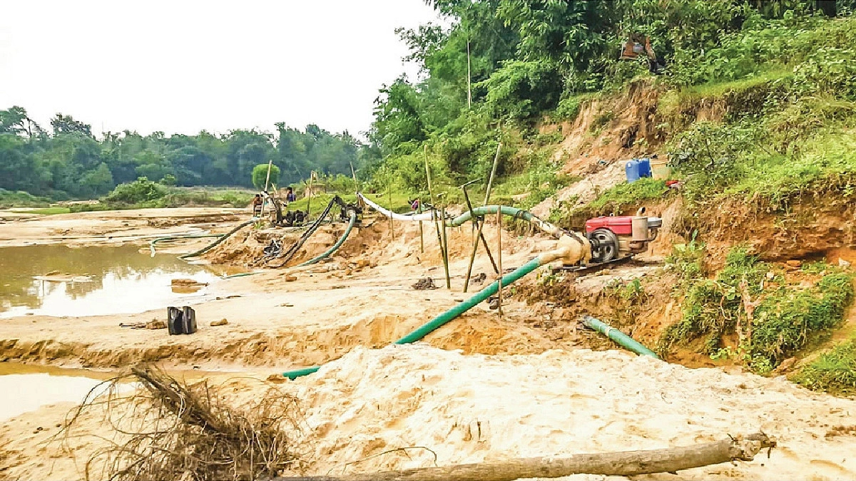 পাহাড়ি ছড়া থেকে সিলিকা বালু উত্তোলন, আড়াই লাখ টাকা জরিমানা