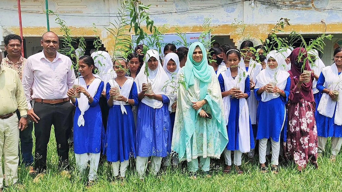 পরিবেশ সুরক্ষার বার্তা নিয়ে শিক্ষার্থীদের হাতে গাছের চারা