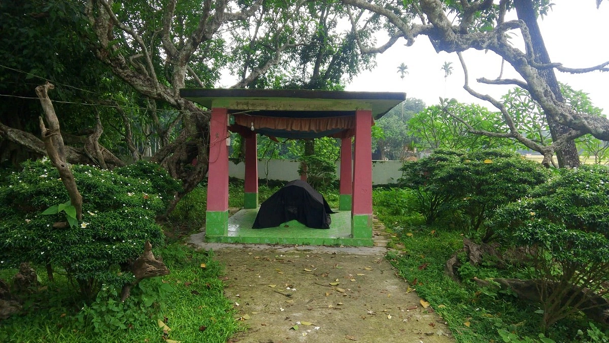 ইতিহাসে অমর ফিরোজ-সখিনার প্রেম, সরকারি উপেক্ষায় অবহেলিত সমাধি