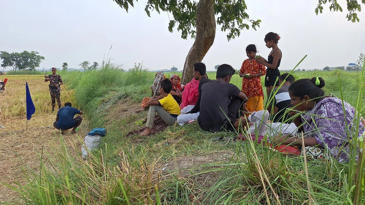 সীমান্ত লাইট বন্ধ করে ১৭ জনকে ফিরিয়ে নিল বিএসএফ