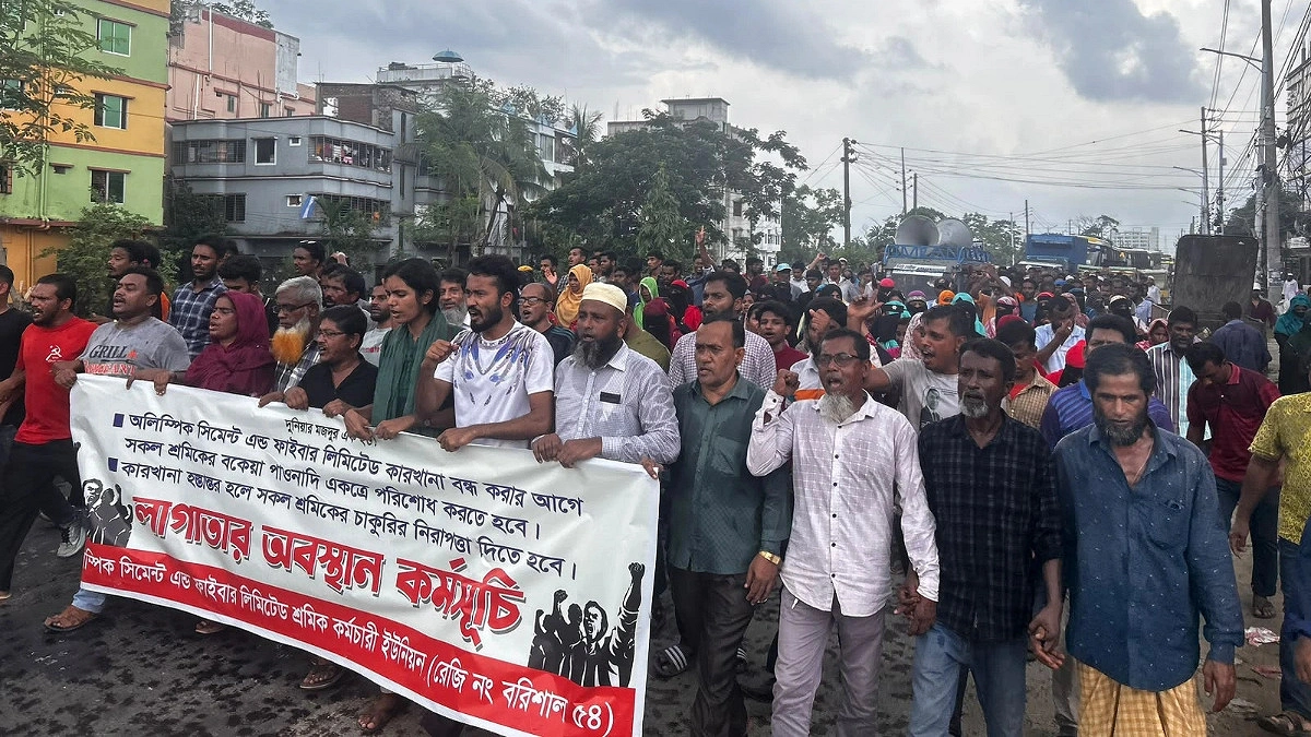 বকেয়া চেয়ে অলিম্পিক সিমেন্টের শ্রমিকদের মিছিল, সড়ক অবরোধ