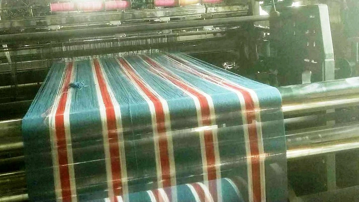 ধুঁকছে তাঁতশিল্প, বিপাকে ১০ হাজার পরিবার